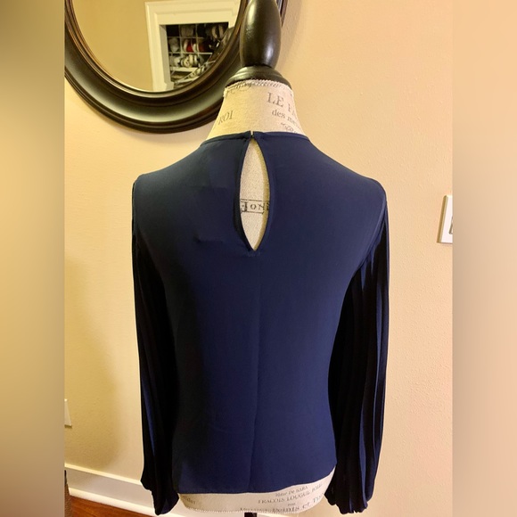 NWT NAVY BLUE BLOUSE. ACCORDION SLEEVES MAKE THIS A STAND OUT BEAUTIFUL BLOUSE. - Picture 4 of 9